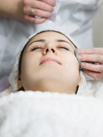 Limpieza facial a fondo con el peeling ultrasónico