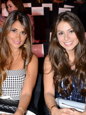 Las novias de Messi, Cesc Fábregas y Neymar piensan en blanco: ¿bodas a la vista?