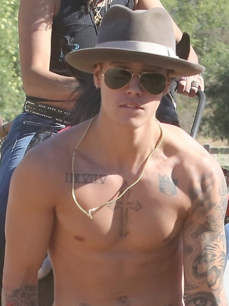 El Justin Bieber más sexual: sin camiseta por Cannes e imagen de un prostíbulo