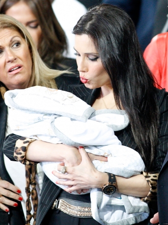 Pilar Rubio y su hijo Sergio Ramos, en la celebración del Real Madrid