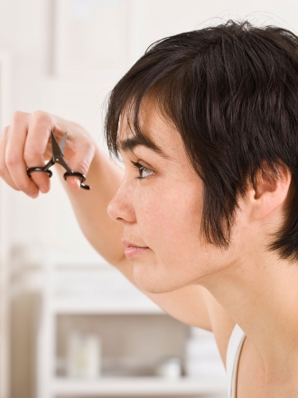 Cómo peinarse un flequillo corto en 5 pasos: trucos para un peinado diferente