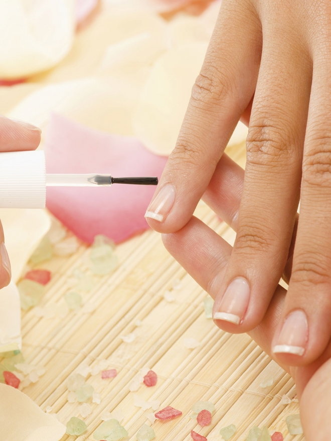 Cómo pintarse las uñas: ¿para qué sirve el esmalte transparente?