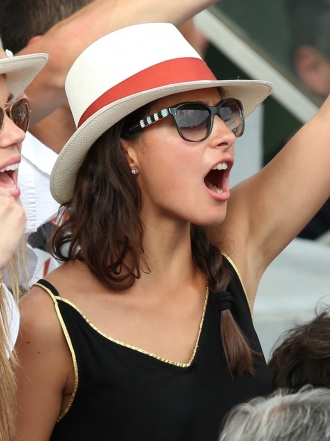 Xisca Perelló y María Isabel, la novia y la hermana de Rafa Nadal, fieles a su cita en Roland Garros
