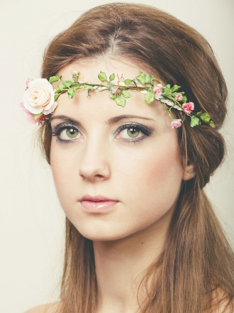 Cómo peinarse con diadema: un toque de inocencia a tu peinado