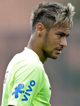 Neymar estrena peinado y nuevo intento con su novia Bruna Marquezine