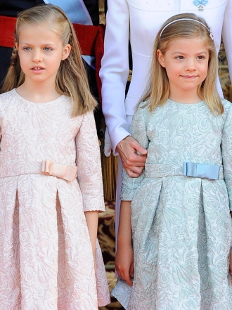 Los vestidos de Leonor y Sofía, reflejo del look de la Reina Letizia