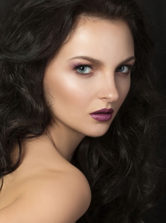 Cómo maquillar labios morados