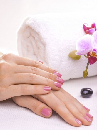 Manicura con piedras calientes: los mejores masajes para uñas y manos