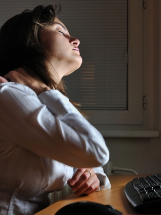 Cómo evitar dolores de espalda por el uso del ordenador