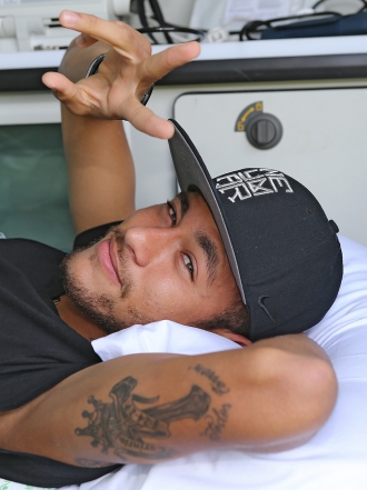 Neymar y su novia, Bruna Marquezine, olvidan a base de amor la eliminación de Brasil