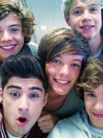 Zayn Malik celebró con el primer selfie de One Direction el cuarto aniversario del grupo