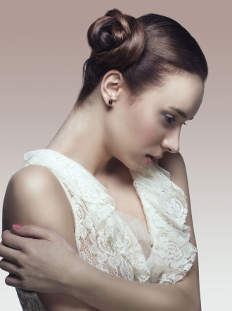 Peinados recogidos: cómo hacerse el moño a un lado