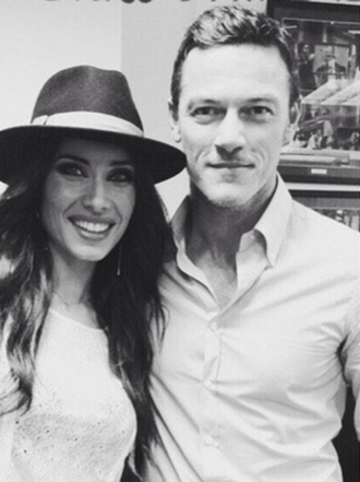 Pilar Rubio cambia los muerdos de Sergio Ramos por los de Luke Evans