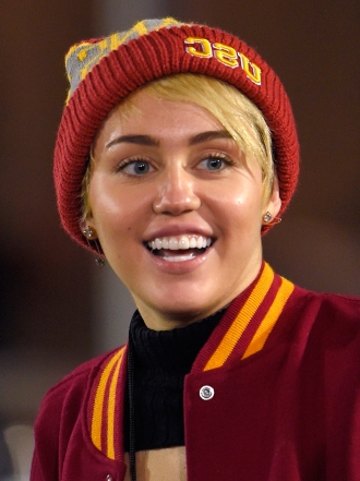 Miley Cyrus, pillada comiéndose a besos a Schwarzenegger