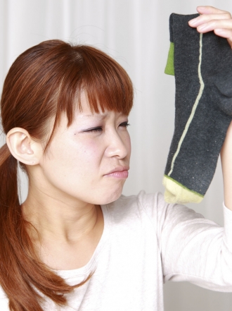 Manías que tendrás que soportar al vivir con un hombre