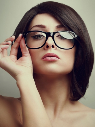 5 problemas que tienen las mujeres con gafas al maquillarse