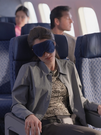 Trucos para dormir en un avión: vuelos anti insomnio
