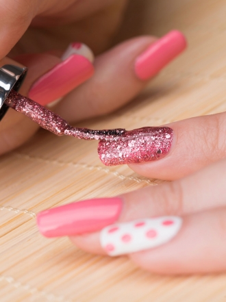 Uñas con purpurina: cómo hacer que una manicura sea brillante