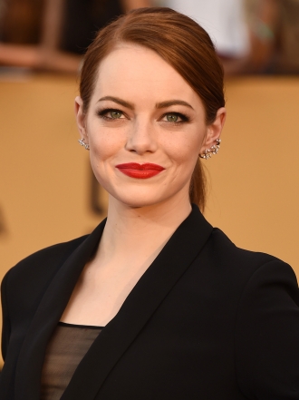 Negro, transparencias y la elegancia de Emma Stone