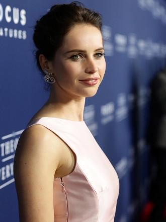 Rosa palo: el color romántico de Felicity Jones