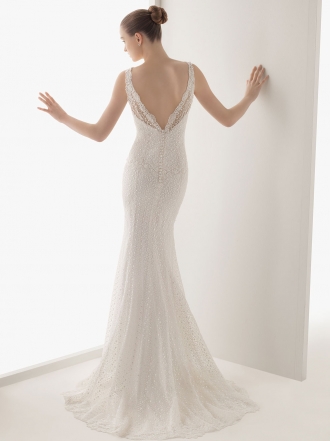 Luce espalda en tu boda con los vestidos más sexys de Rosa Clará