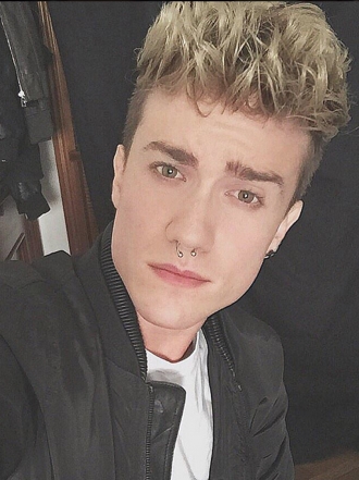 Las fans de Auryn celebran el cumpleaños de Carlos Marco a lo Harry Styles