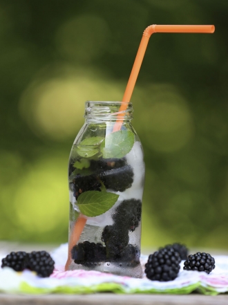 Tipos de agua detox: beneficios frente a los zumos y los batidos