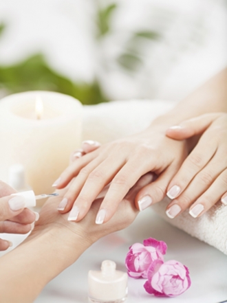 Manicura francesa: uñas pintadas de forma profesional