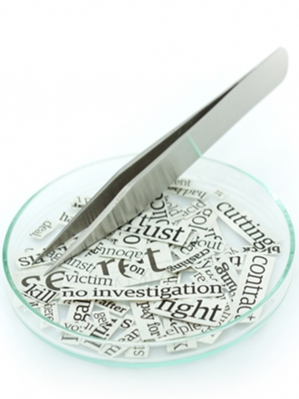 Los mejores dibujos para decorar tus uñas: manicura con papel de periódico