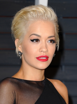 Maquillaje de celebrities: los labios rojos de Rita Ora