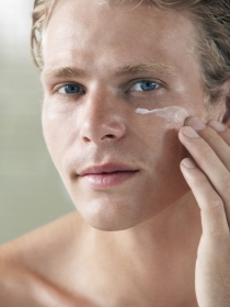 Cómo eliminar las ojeras de los hombres