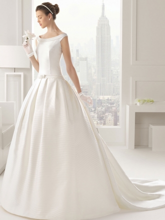 Escote barco para los vestidos de Rosa Clará más distinguidos