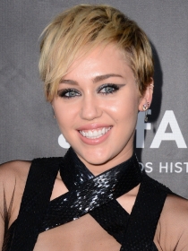 Miley Cyrus, más cerca de Selena Gomez