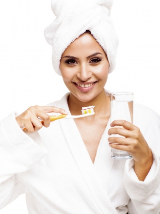 Soñar con lavarse los dientes: saca brillo a tu felicidad