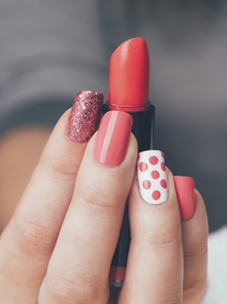 Uñas pintadas con dibujos fáciles paso a paso