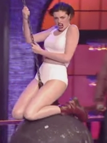 Anne Hathaway, a lo Miley Cyrus con Wrecking Ball