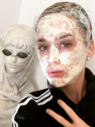 Suki Waterhouse y Katy Perry se suman a la belleza comestible