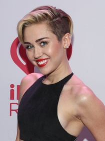 Miley Cyrus, topless con diamante en Instagram
