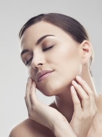 Pintalabios rojo: el secreto para eliminar las ojeras