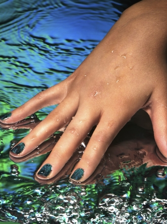 Qué esmaltes se usan para pintar uñas al agua