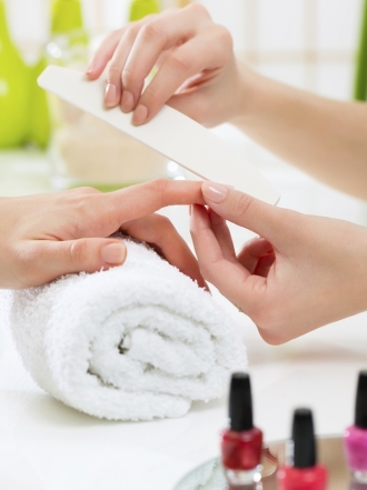 Cómo quitar las uñas de gel de un centro de estética