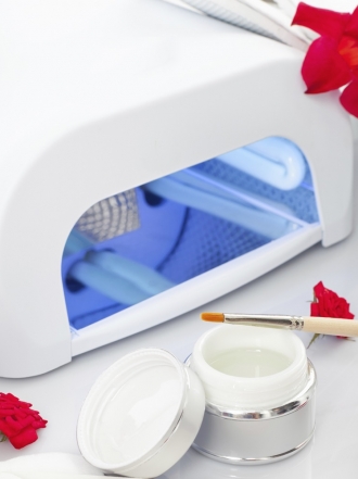 Por qué comprar una lámpara para uñas en casa