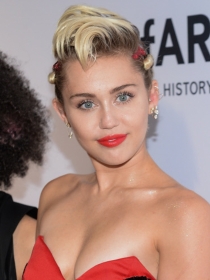 Miley Cyrus vuelve a provocar en la gala amfAR
