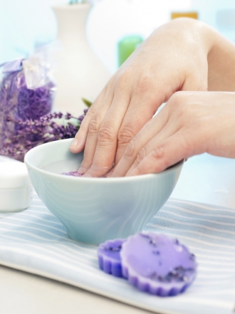 Cómo quitar las uñas de porcelana sin dolor