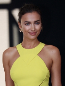 Versace: Irina Shayk y Naomi Campbell reinan en París