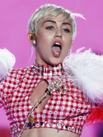 Instagram: Miley Cyrus fuma y se baña con Rihanna en su montaje