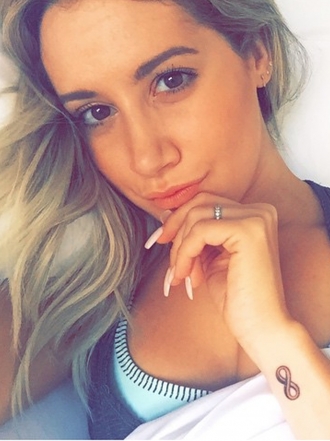 Manicuras de famosas: las uñas de Ashley Tisdale