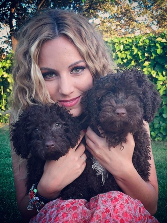 Perros de famosos: Edurne y sus perritos de agua