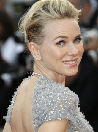 Atrévete con vestidos con plumas como Naomi Watts