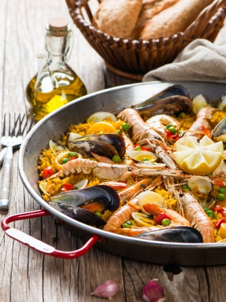 Soñar con cocinar paella: cuánto te preocupas por los demás
